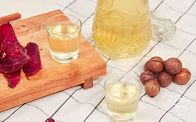 Настойку из макадамии подавайте хорошо охлажденной. А еще настойку на макадамии можно использовать в кондитерских целях в качестве пропитки коржей. Она придаст необычный, пряный вкус и насыщенный аромат готовым изделиям.