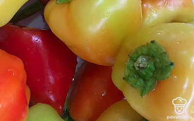 Перец помойте, удалите сердцевину.