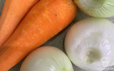 Очистите морковь и репчатый лук.