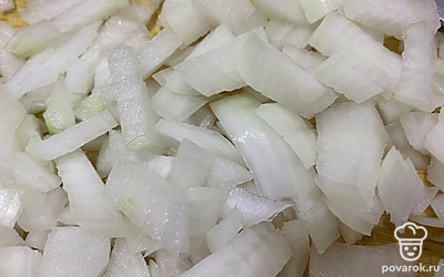 Нарежьте лук кубиками.
