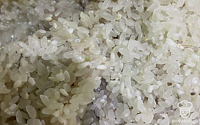 Промойте рис и выложите его в фарш.