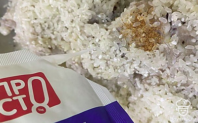 Высыпьте в фарш сухой чеснок.