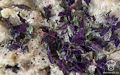 Добавьте сухой базилик.