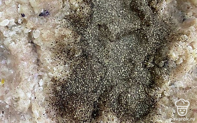 Добавьте молотый черный перец.