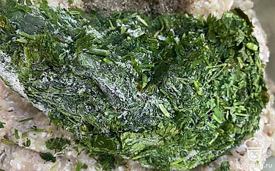 Добавьте в фарш замороженую кинзу.