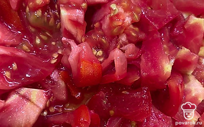 Нарежьте помидоры. Лучше брать сладкие сорта.