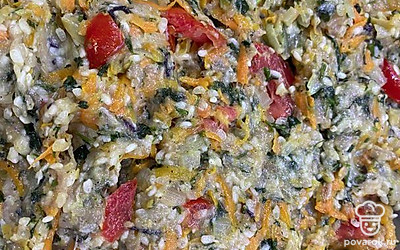 Помидоры добавьте в фарш, хорошо перемешайте.