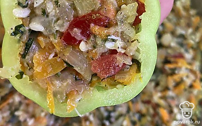 Начините перец фаршем.