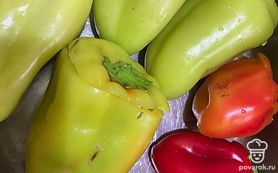 Переложите перцы в кастрюлю, залейте кипяченой водой. Доведите до готовности под закрытой крышкой.