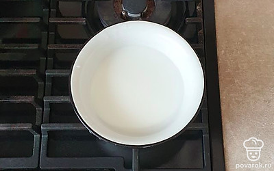 Молоко и воду влейте в сотейник, подогрейте.