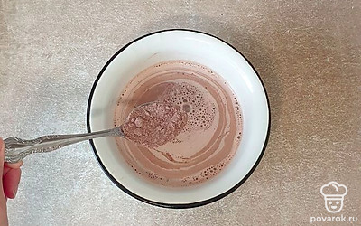 Добавьте какао и сахар, хорошо перемешайте до однородного состояния. Воспользуйтесь венчиком.