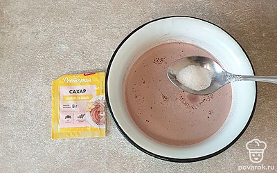 Всыпьте ванильный сахар. Варите какао еще 5 минут на среднем огне, периодически помешивая.