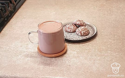 Какао немного остудите. Подавайте с любимым десертом.