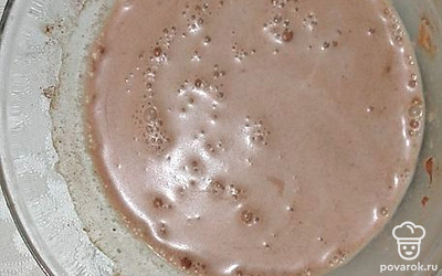 Смешайте какао и немного молока, чтобы не было комочков.