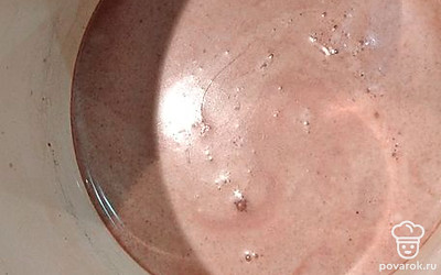 Вылейте в кастрюльку в смесь с какао оставшееся молоко. Положите сахар, доведите до кипения. Кипятите 2 минуты.