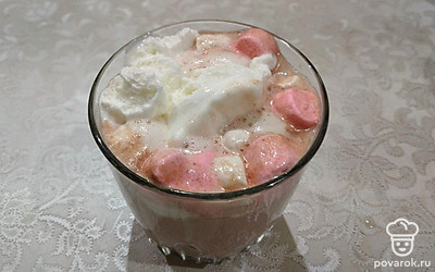 Налейте горячий какао в стакан. Сверху выложите холодное мороженое, насыпьте маршмеллоу.