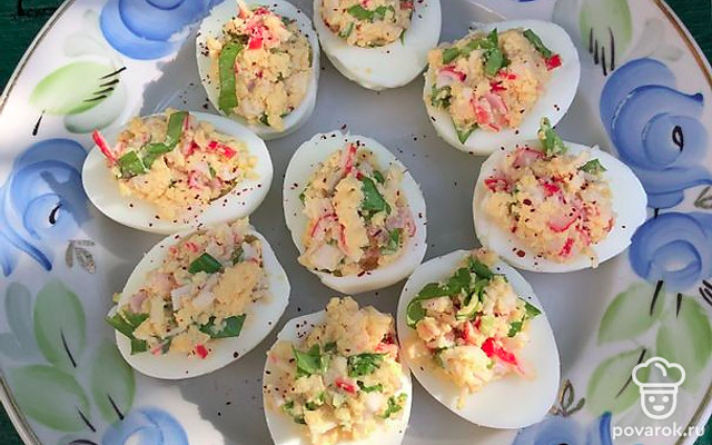Яйца фаршированные крабовым мясом — Рецепт с фото