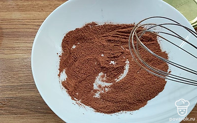 Размешайте смесь венчиком до однородности.