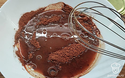 Вскипятите воду. Влейте 50 миллилитров кипятка.