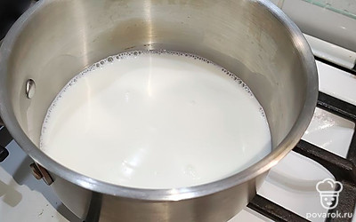 На плите вскипятите молоко.
