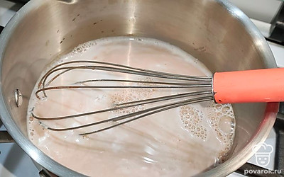 Добавьте смесь какао в горячее молоко. Постоянно помешивайте венчиком, чтобы в напитке не было осадка.