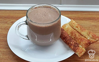 Подавайте напиток на завтрак горячим, со сладкой выпечкой.