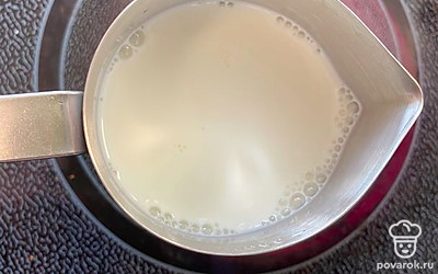 Поставьте молоко в кувшине на плиту.