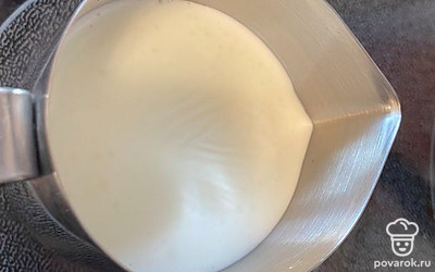 Доведите молоко до кипения.