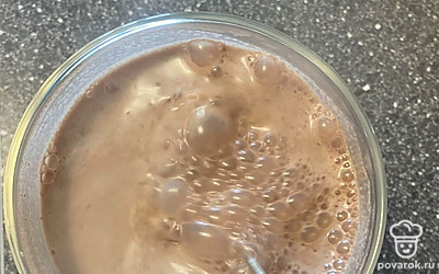 Залейте горячее молоко и хорошо, до однородности, перемешайте с сухими ингредиентами.