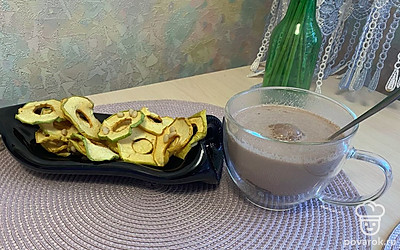 Если подавать с сушеными яблоками, получится вкусный и полезный перекус.