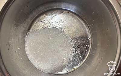 В сотейник высыпьте сахар. 