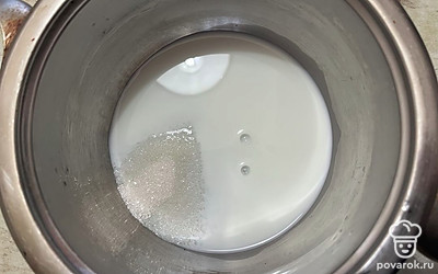 К сахару добавьте буквально 20-30 грамм молоко. 