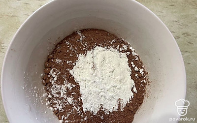 В отдельной емкости соедините какао-порошок и крахмал. 