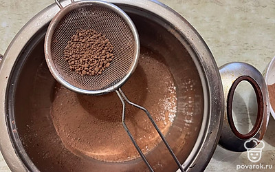 Просейте сухие продукты через сито к молоку с сахаром. 