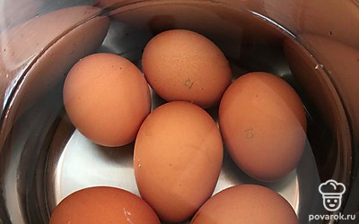 Яйца отвариваем вкрутую минут 7-10.