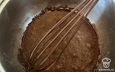 Поставьте сотейник на медленный огонь. 