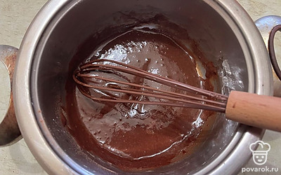 Снимите сотейник с огня. 