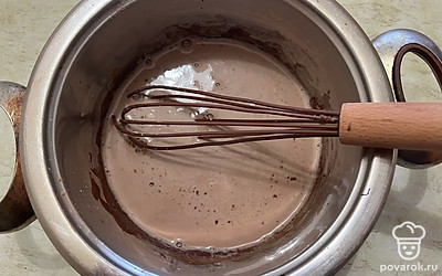 Постепенно выливайте в сотейник оставшееся холодное молоко. 