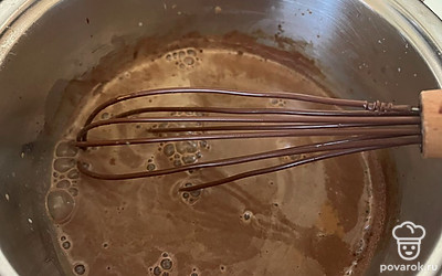  Также постоянно помешивая, варите какао до закипания. 