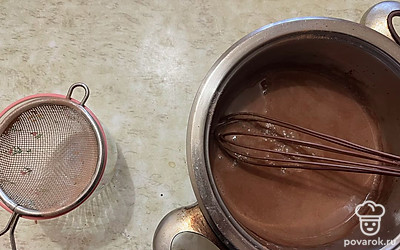 Готовый напиток снимите с огня. Подготовьте бокал для подачи и сито. 