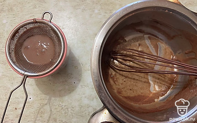 Вылейте какао в бокал через сито для того, чтобы избежать возможных комочков. 