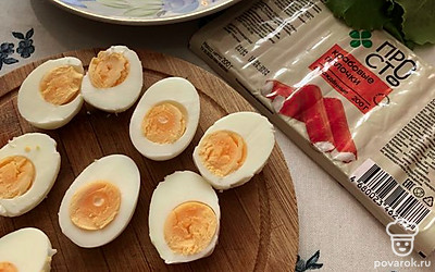 Остужаем их и очищаем. Нарезаем пополам. Я беру 6 яиц с расчетом на то, что некоторые могут быть неудачно очищены или желток был близко к стенке.