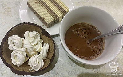 Наливаем кипяток, совсем чуть-чуть.