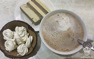 Сливки обязательно греем и вливаем в кружку.