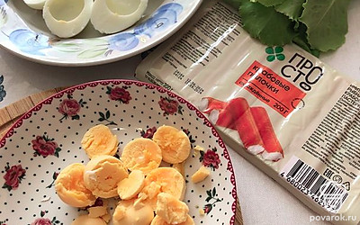 Желтки аккуратно вынимаем из половинок.