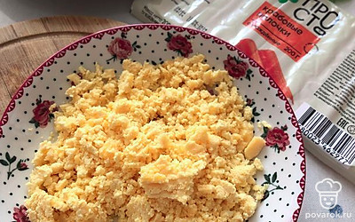 И разминаем их вилкой.