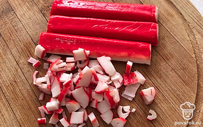 Мелко нарезаем крабовые палочки. По соотношению к желткам я беру 4 палочки.