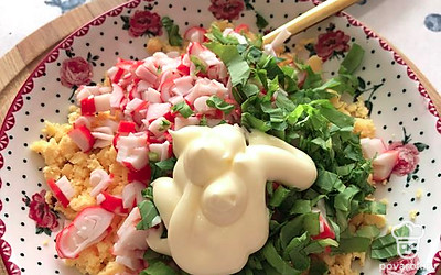 Добавляем их в тарелку с желтками и туда же нарезанную мелко зелень салата. Заправлем майонезом.