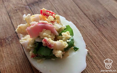 Каждую лодочку половинки яйца заправлем начинкой с горкой.