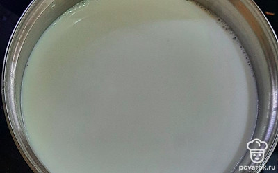 Подогреть молоко.